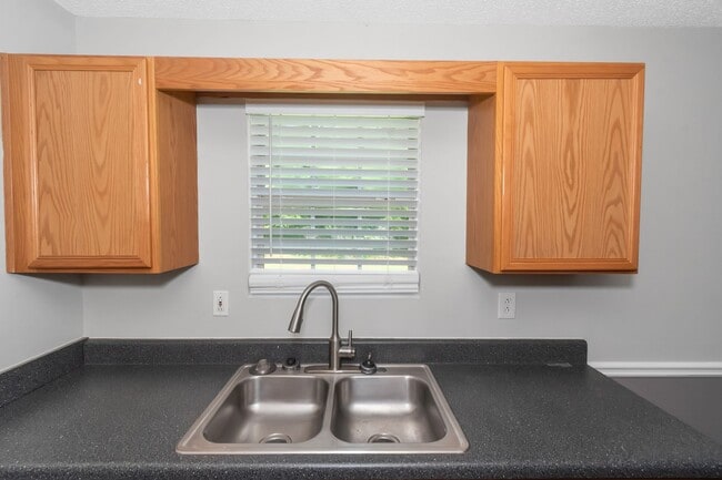 Building Photo - Charming Ranch-Style Home with Spacious Ya...