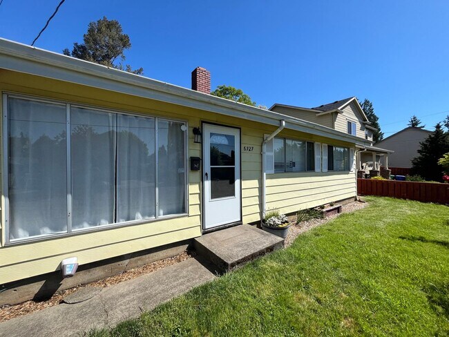 Building Photo - 6727 SE Reedway St