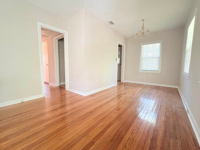 Building Photo - 606 Collins Dr