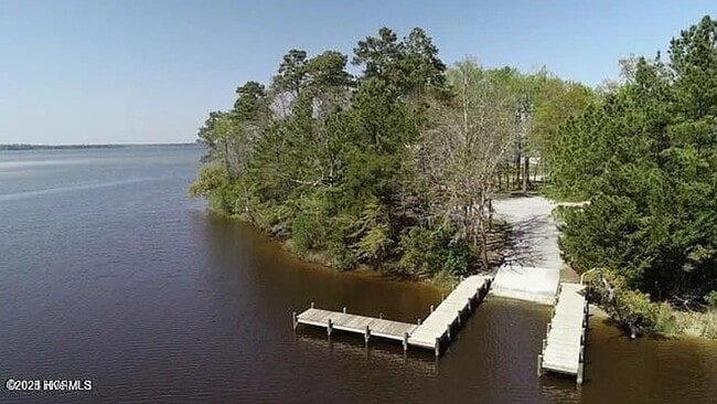 Building Photo - Beautiful New 4 Bedroom, 3 full bath plus ...
