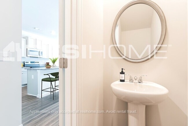 Building Photo - 301 Oakwood Dr NW