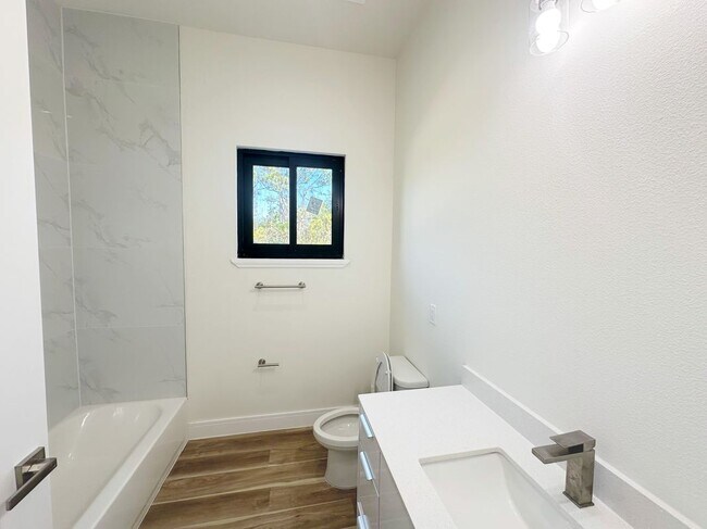 Building Photo - 15561 Aldama Cir