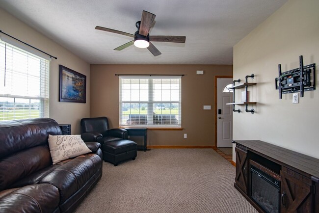 Building Photo - 650 Farmington Dr