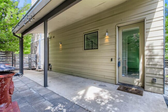 Building Photo - 707 Cardinal Ln