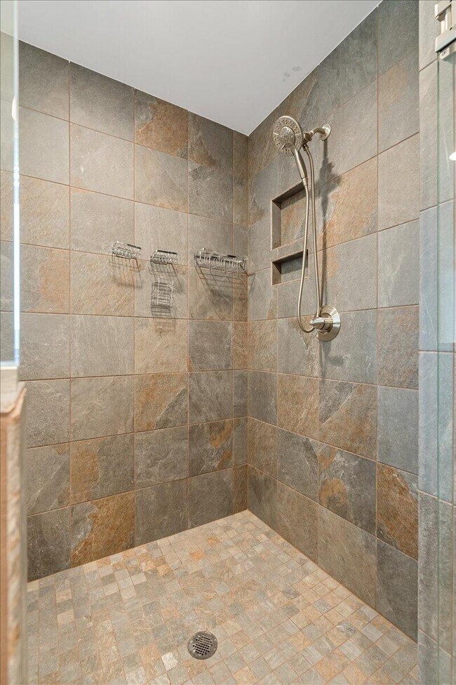 Building Photo - 1618 Ravine Trl