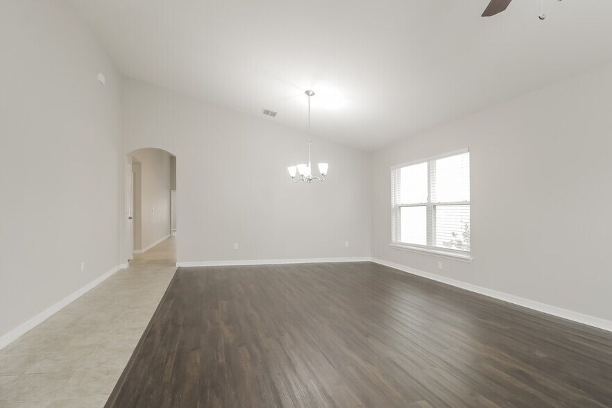 Building Photo - 1121 Maumee St