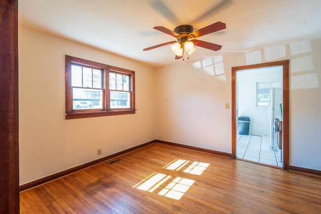 Building Photo - 3 bed and 1 bath farm house in Johnson City