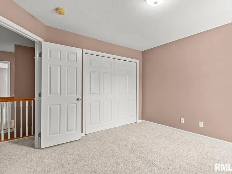 Building Photo - 11217 North Oakwood Drive