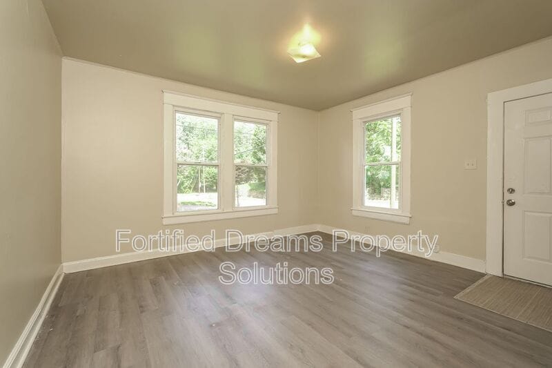 Building Photo - 518 W 20th St