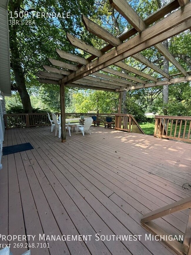 Building Photo - 1509 Ferndale-
