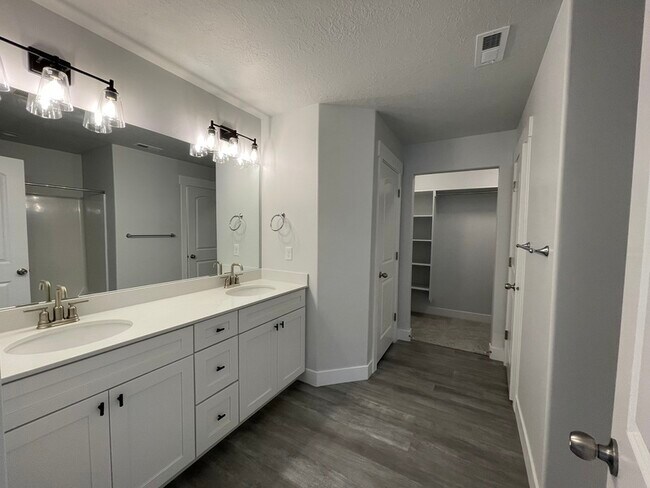 Building Photo - 3740 W