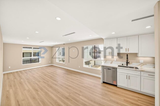Building Photo - Unit 225