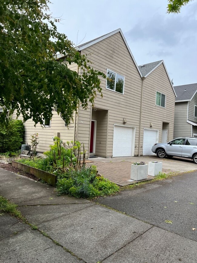 Building Photo - 2 Bed, 2 1/2 Bath townhome close to the Ri...