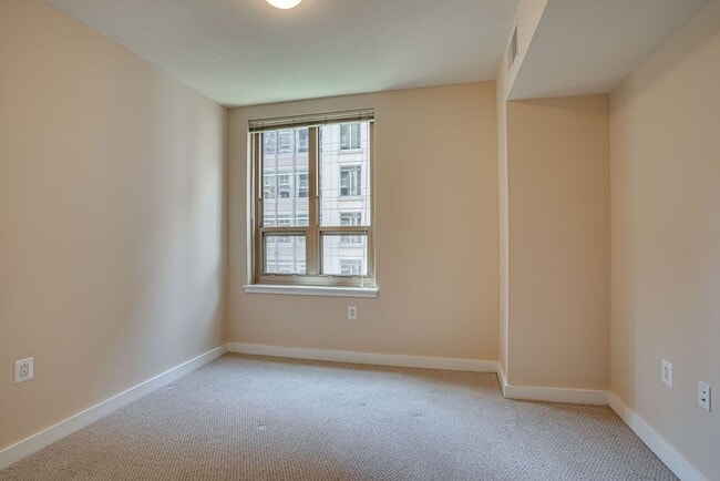 Building Photo - 888 N Quincy St