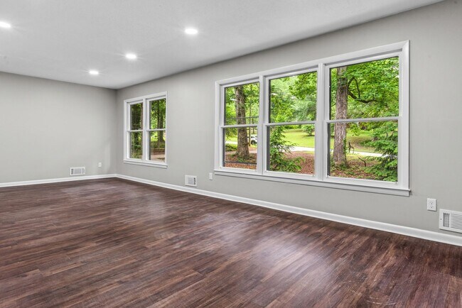 Building Photo - Charming Weatherly Woods Home with In-Law ...