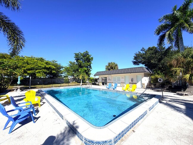 Building Photo - FIRST MONTH'S FREE RENT 2/1 STUNNING CONDO...