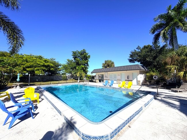 Building Photo - FIRST MONTH'S FREE RENT 2/1 STUNNING CONDO IN FT. MYERS, FL