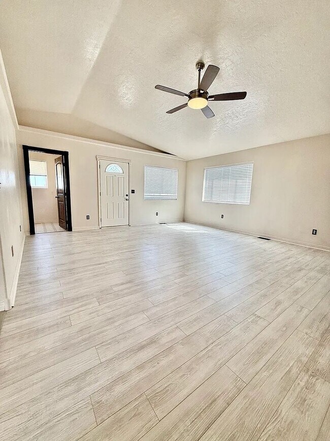 Building Photo - 1639 Roy St