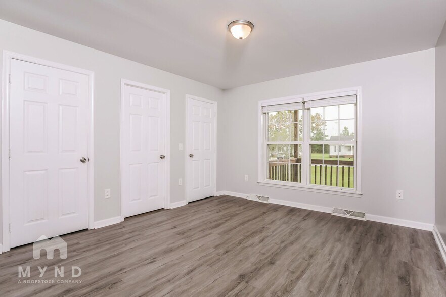 Building Photo - 215 Clearwater Dr
