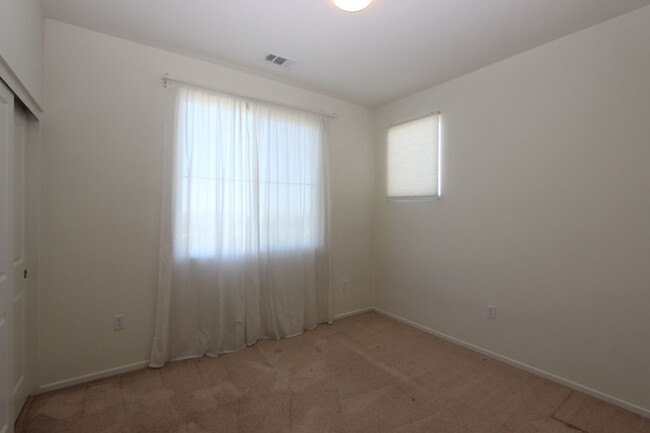 Building Photo - Large 3 bedroom 2.5 bathroom home availabl...