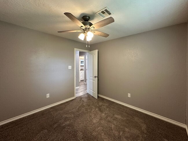 Building Photo - 6130 SW Oakcliff Ave