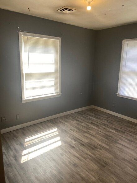 Building Photo - 1807 E 16th St N