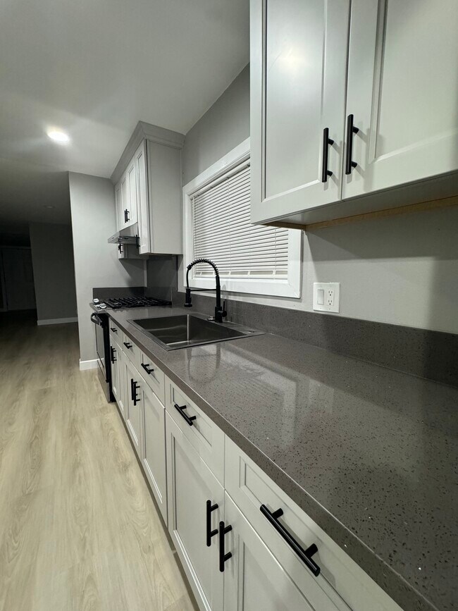 Building Photo - 6476 Orizaba Ave