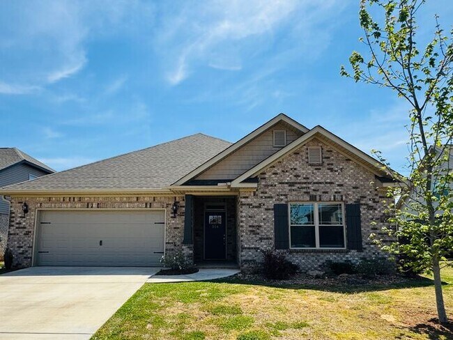 Building Photo - Spacious home with a fence, in PRIME location with a move in special