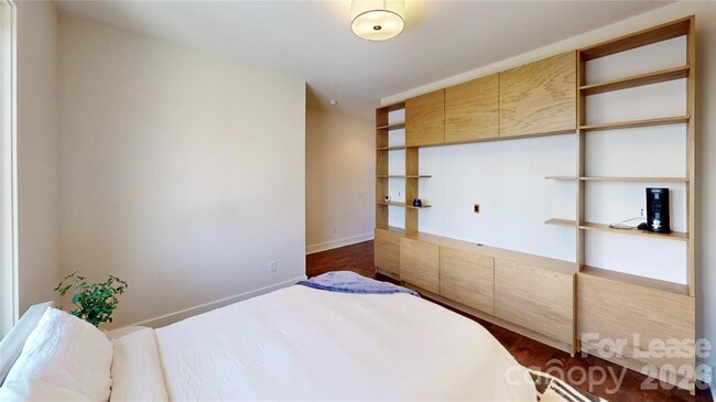 Building Photo - 1220 Lomax Ave