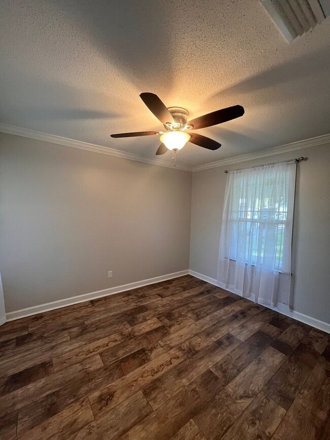 Building Photo - Beautiful lake front home in Lake Park