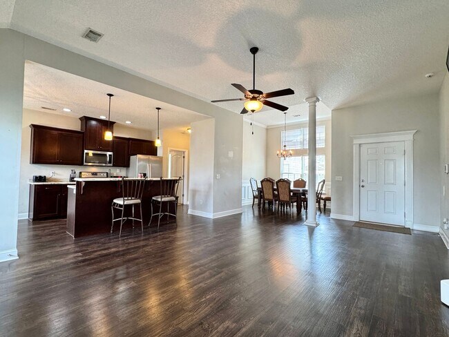 Building Photo - MOVE-IN READY [PET FRIENDLY]
