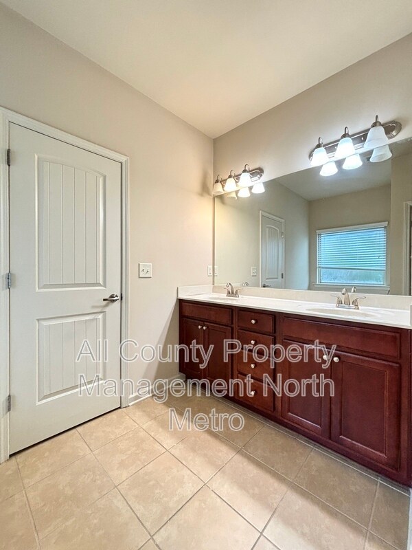 Building Photo - 421 Parkstone Dr