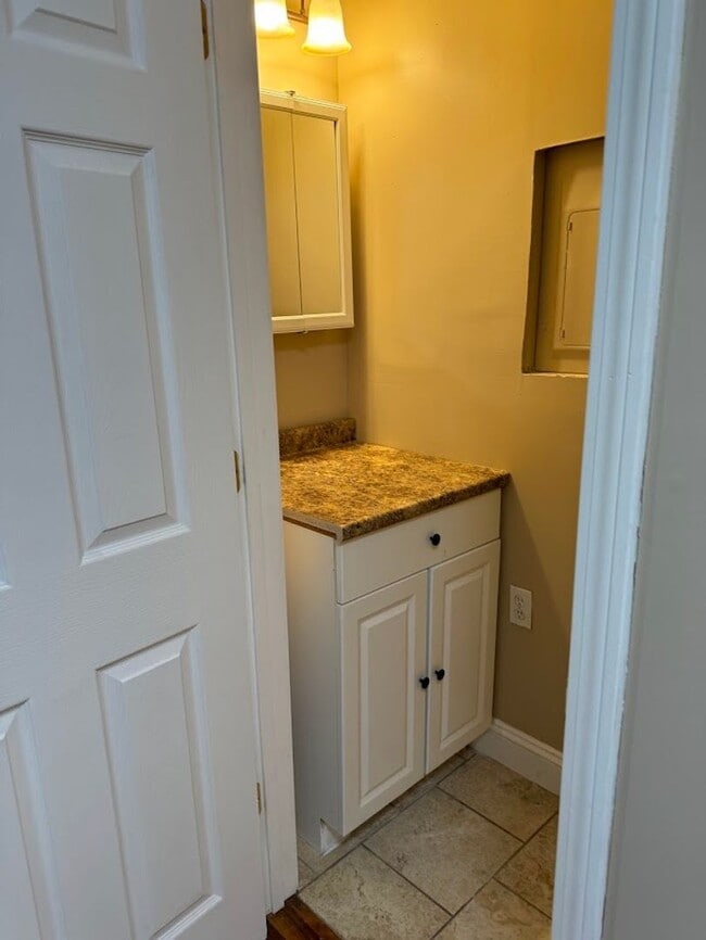 Building Photo - Portsmouth 1 bedroom