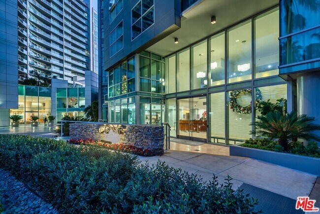 Building Photo - 13650 Marina Pointe Dr