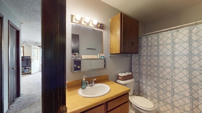 Building Photo - 3 bed duplex on Ontario