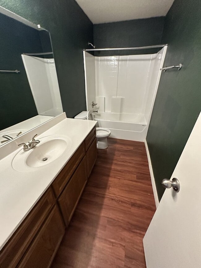 Building Photo - AVAILABLE NOW! (SECTION 8 ACCEPTED)