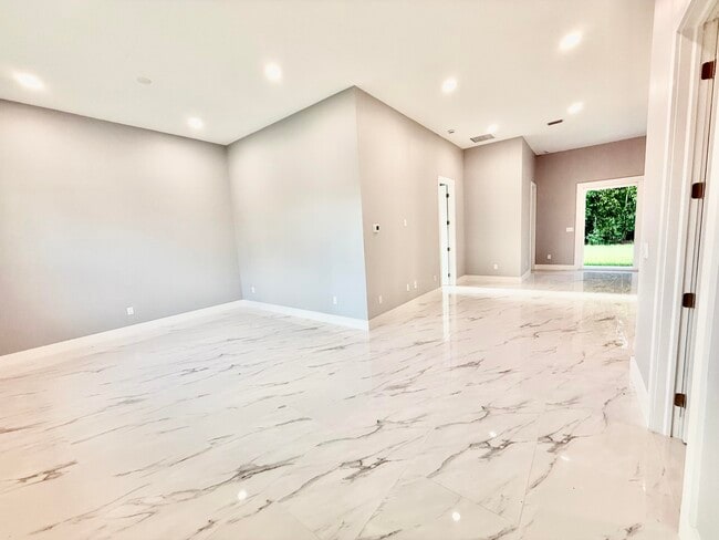 Building Photo - 675 NE Moss Rose Pl