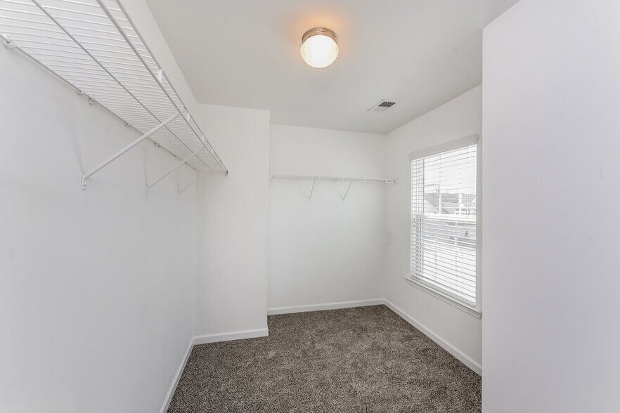 Building Photo - 840 Topaz Valley