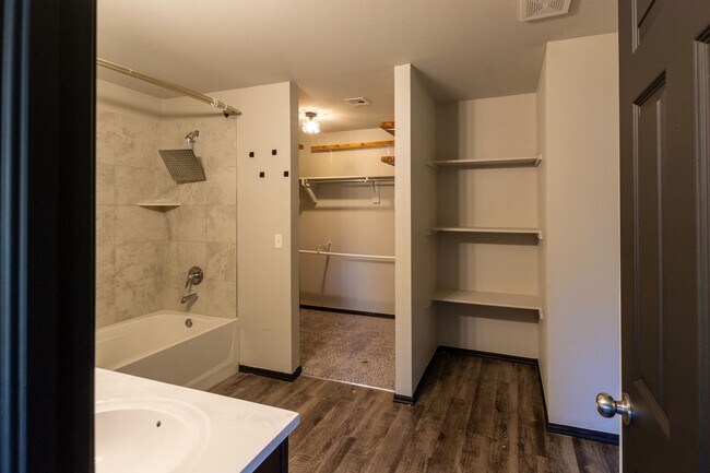 Building Photo - Beautiful 4 Bed 2 Bath in the Heart of Noble!