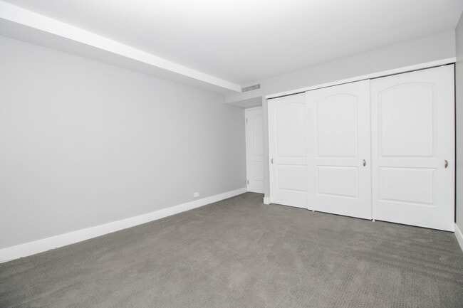 Building Photo - 6007 N Sheridan Rd