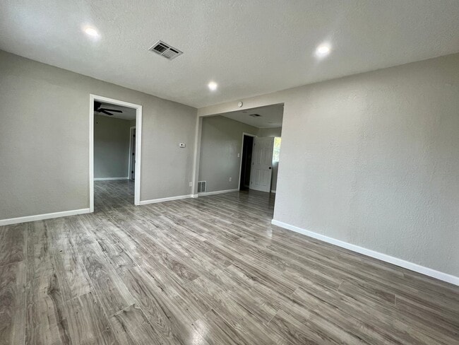 Building Photo - 4817 NW Pollard- AVAILABLE NOW!