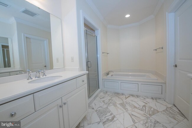 Building Photo - 5303 Parkview Dr