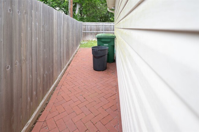 Building Photo - 7546 Maple Tree Dr