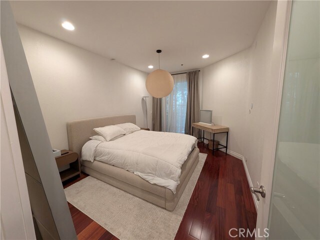 Building Photo - 585 N Rossmore Ave