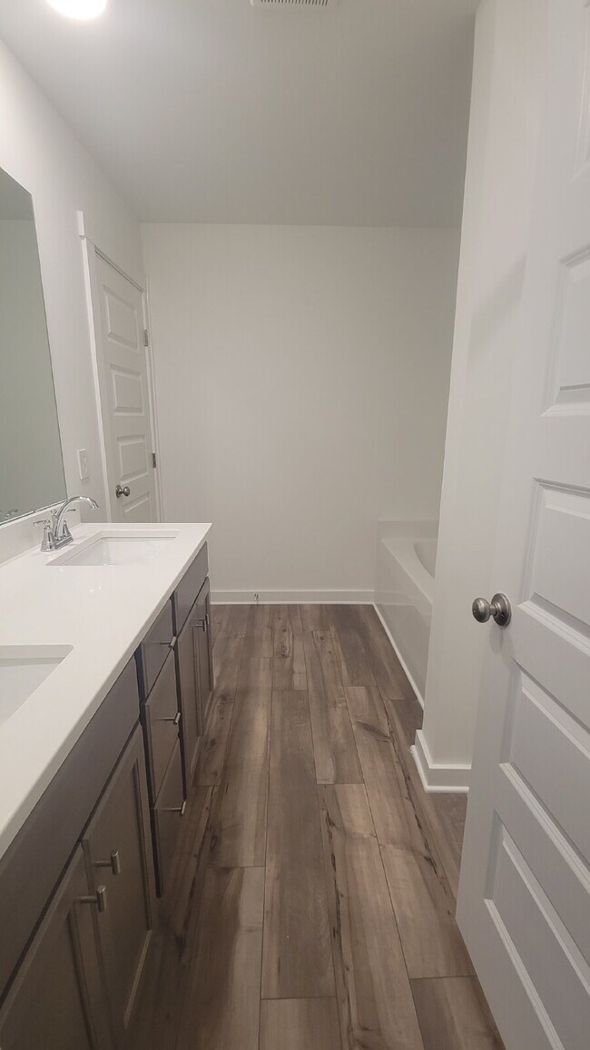 Building Photo - "Charming Newly built 3-Bed Townhouse Retreat with Granite Elegance in Prime Huntsville Location!"
