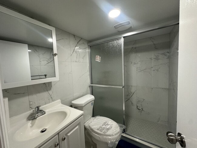 Building Photo - 5 bedrooms, 2.5 bathrooms