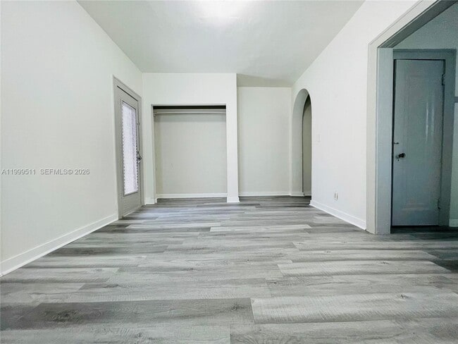 Building Photo - 442 SW 10th Ave