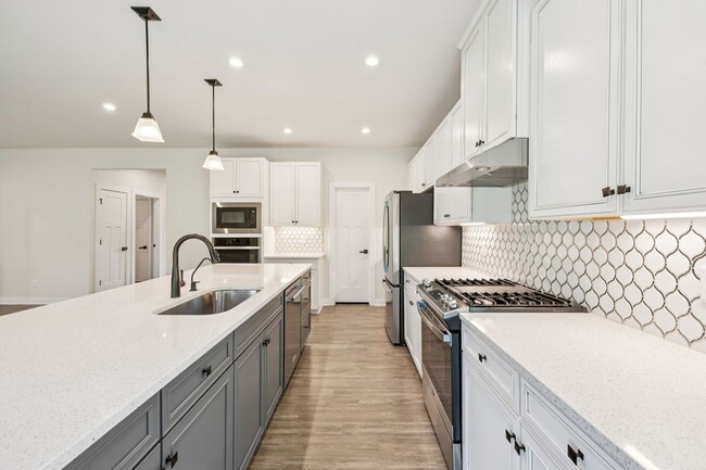 Building Photo - 5BR/3.5BA home offers stylish and function...
