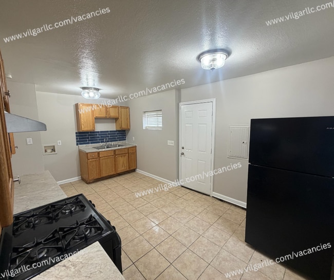 Building Photo - FOR RENT — SPACIOUS 3 BED / 2 BATH HOME
