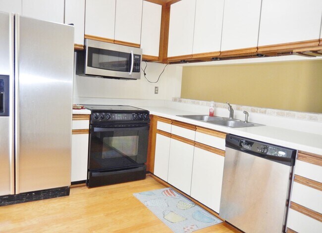 Building Photo - Fabulous Waterfront, 3 level townhouse